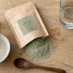 Boire argile verte : poudre vert-gris et eau claire