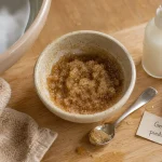 Gommage pour les pieds maison : sucre brun, huile et eau tiède, pieds
