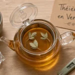 Photo d’une théière en verre avec feuilles de thé blanc vert