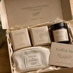 Coffret cosmétique bio sur table bois, ouvert, crème et savons