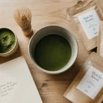 Matcha room par thé bon thé bio : bol de matcha vert et chasen japonais, vue de dessus