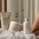 Prendre soin de son corps : gel nettoyant, crème hydratante et FPS sur serviette blanche