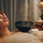 Rituels soins et beauté à Challes-les-Eaux : esthéticienne applique une crème visage