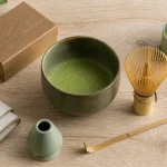 Coffret thé matcha sur table en bois, chawan et chasen