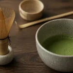Fouet pour thé matcha (chasen en bambou) sur kusenaoshi, matcha vert mousseux