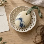 Shampoing solide sans sulfate, savon sur table en bois, cheveux ondulés à côté