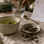 Thé vert et grossesse : tasse, caféine, minuteur, deux heures d’écart